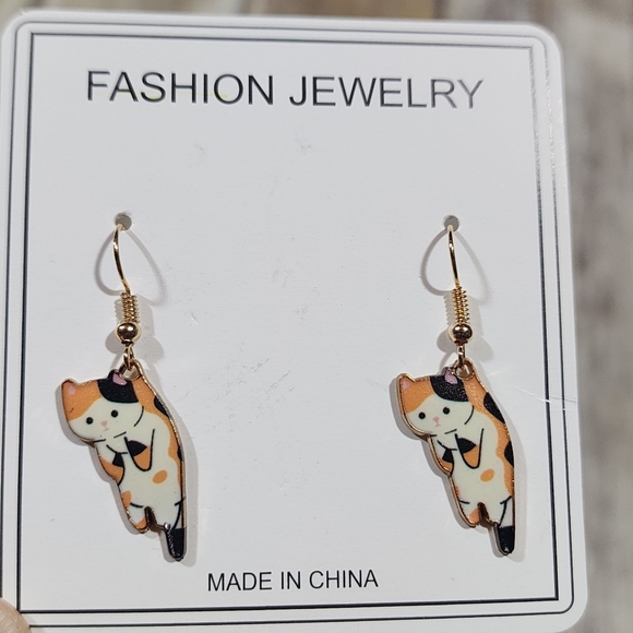 Jewelry - Calico cat hanging by his neck nap NWT enamel fish hook earrings